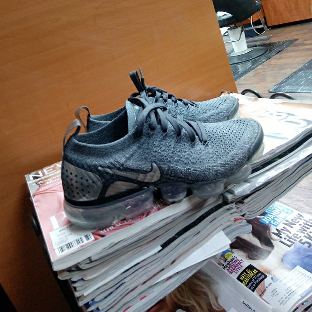 Tennis shoes